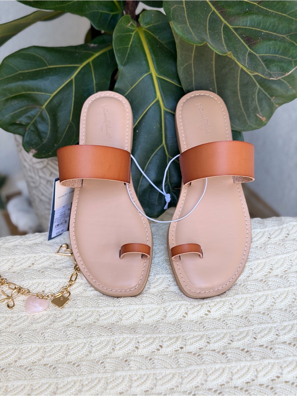 Universal Thread Tan/Brown Leather Toe-Ring Slide Sandals